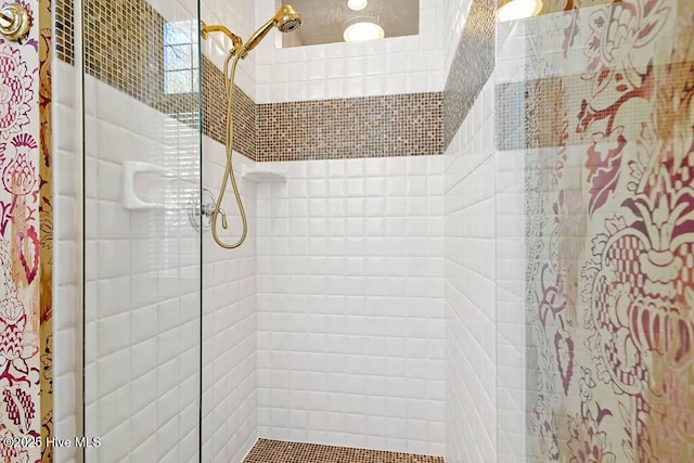 bathroom featuring a tile shower