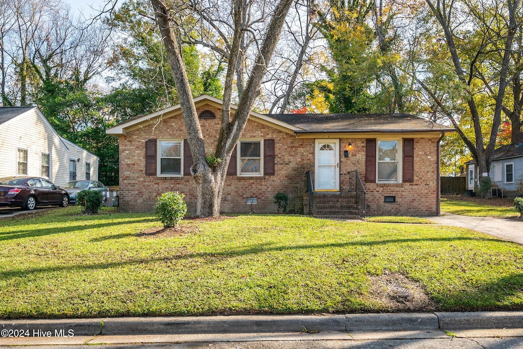 view of front of property featuring a front yard