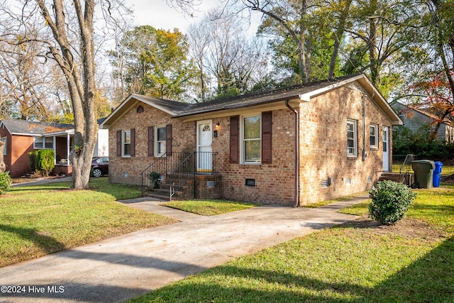 view of front of house featuring a front lawn