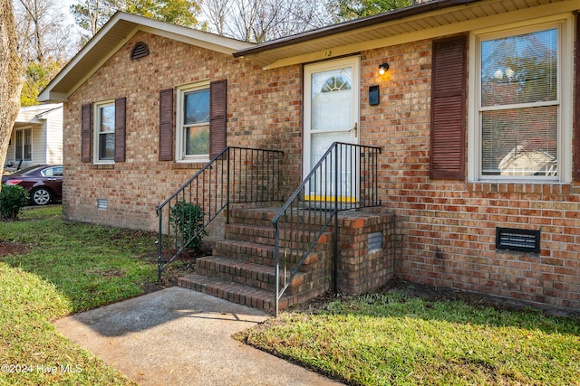 view of front of house with a front lawn