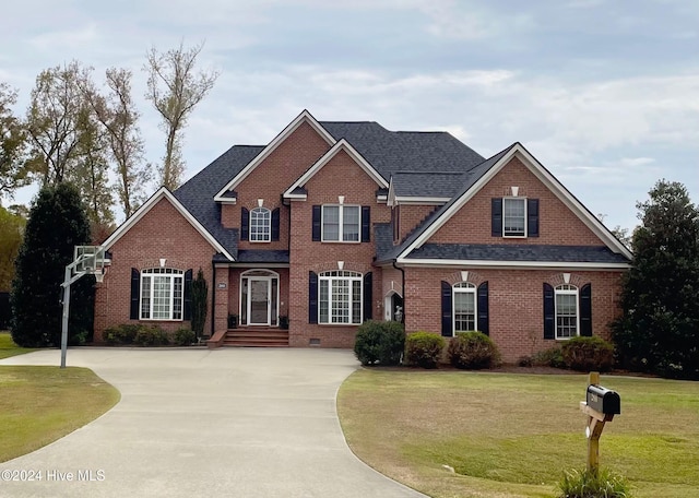 view of front of property featuring a front yard