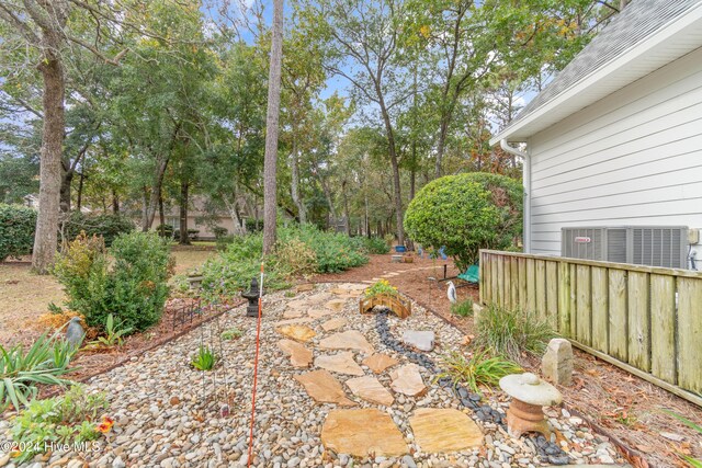 view of yard featuring a patio area