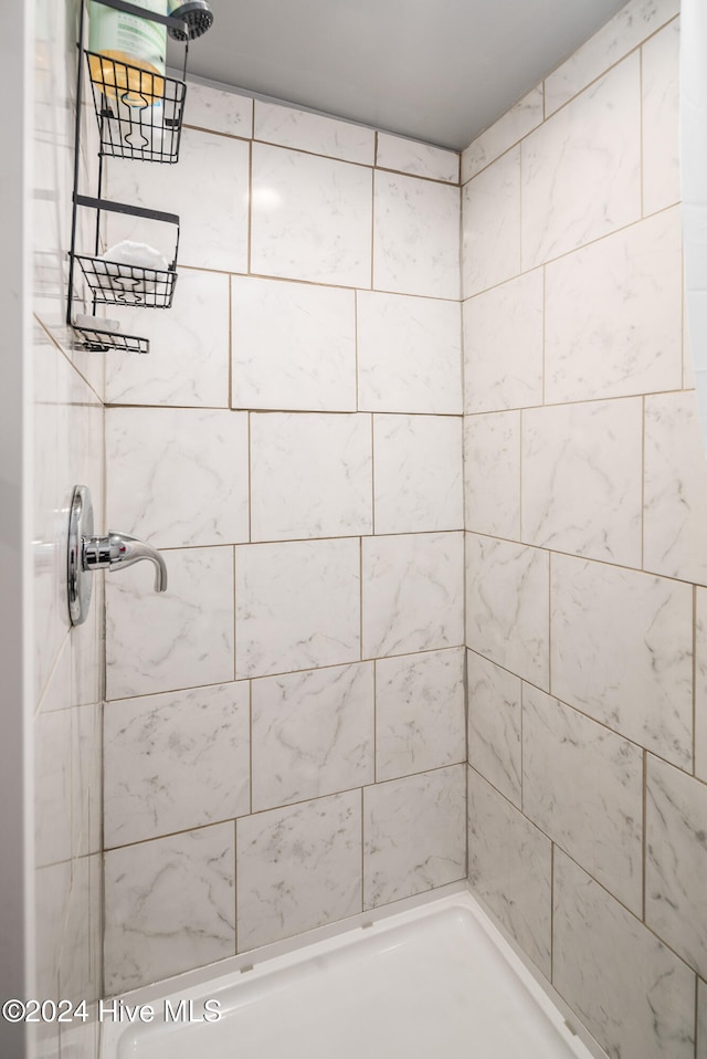 bathroom featuring a tile shower