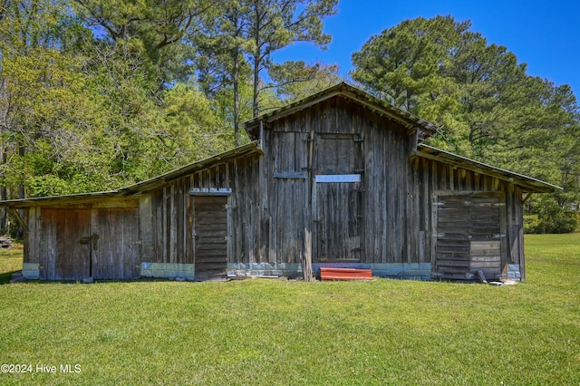 view of outbuilding with a yard