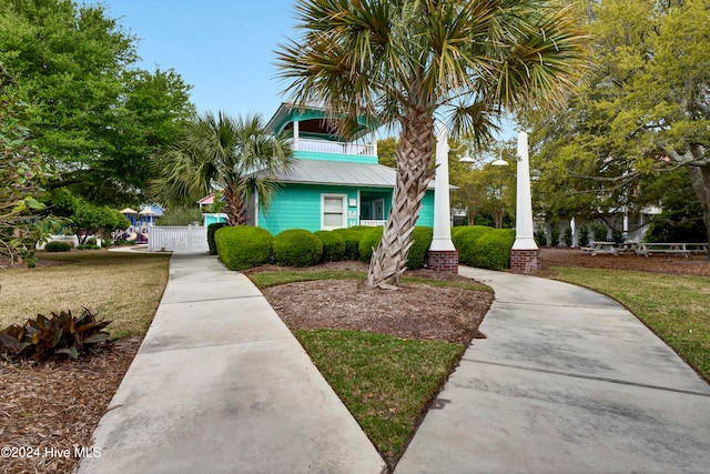 view of front facade featuring a front yard