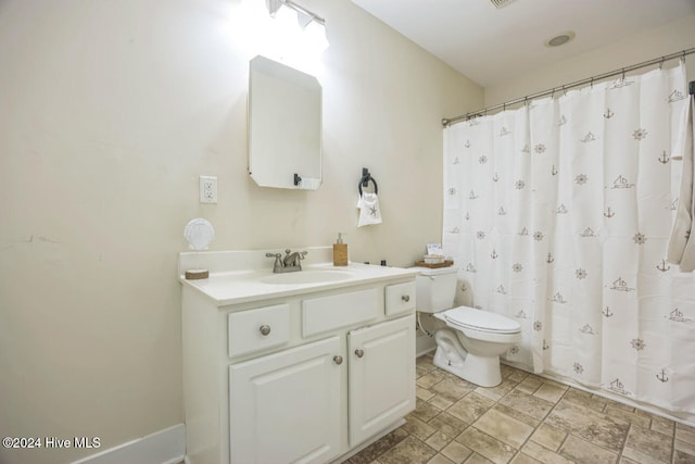 bathroom with a shower with curtain, vanity, and toilet