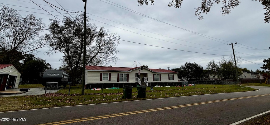 view of front of home featuring a front yard