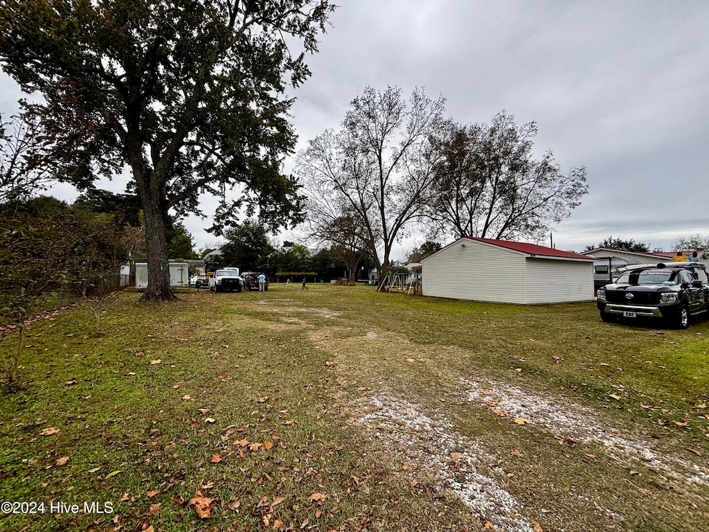 view of yard featuring an outbuilding