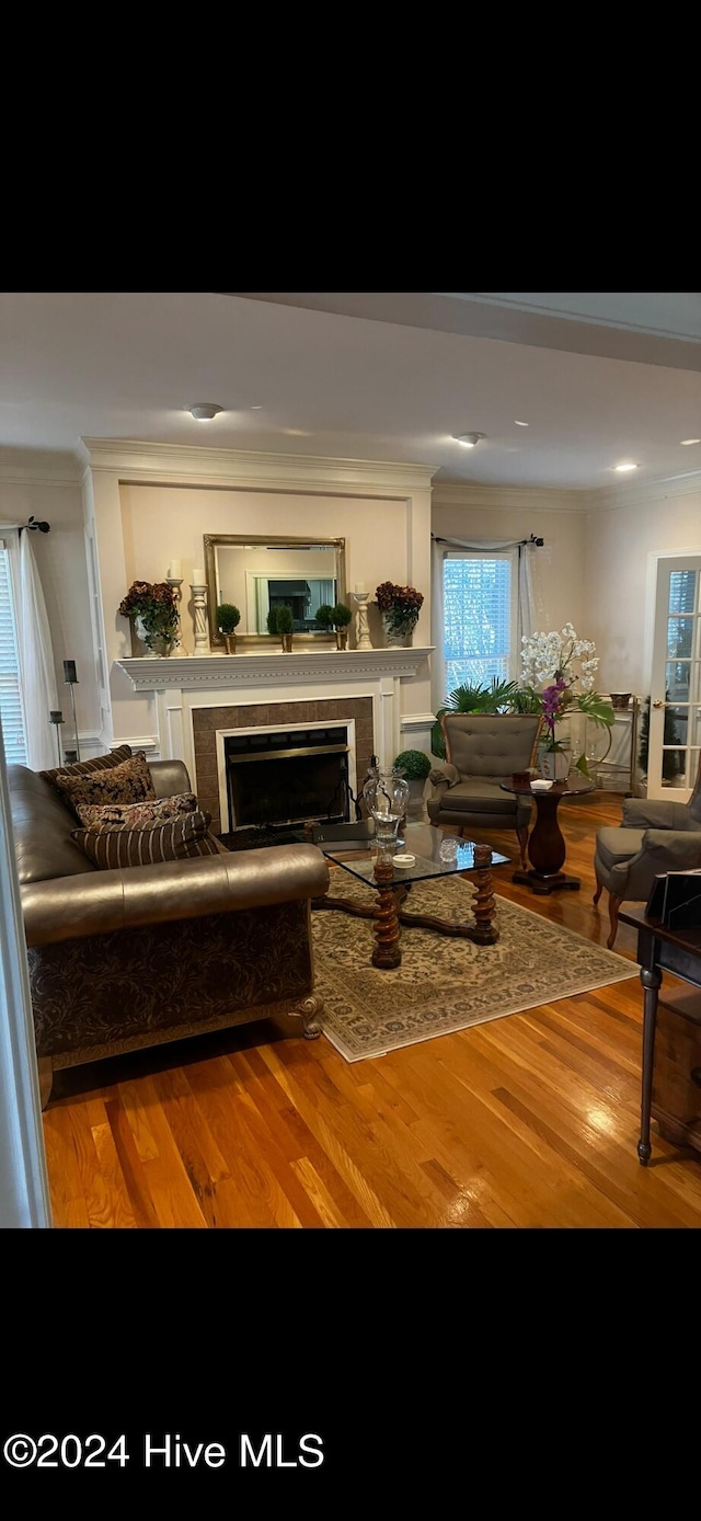 living room featuring hardwood / wood-style flooring and ornamental molding