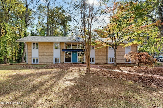 view of front of house with a front yard