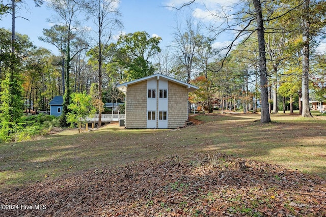 view of yard with a storage unit