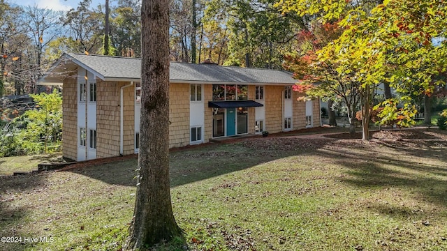 view of front of property with a front yard