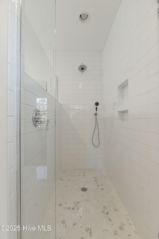 bathroom featuring tiled shower