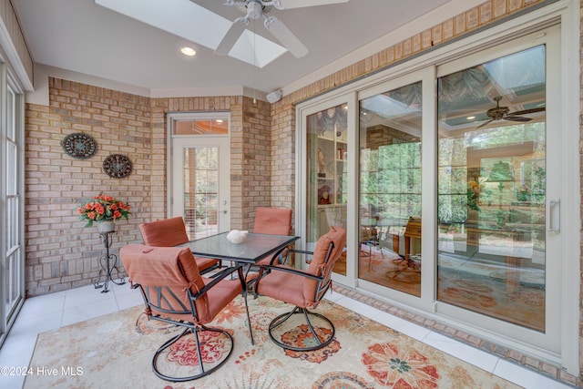 sunroom with ceiling fan