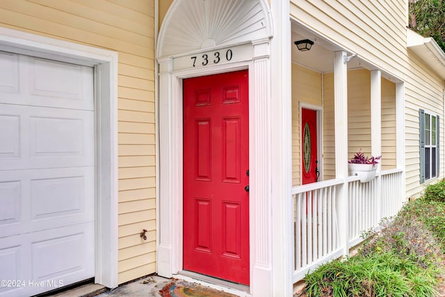 entrance to property featuring covered porch