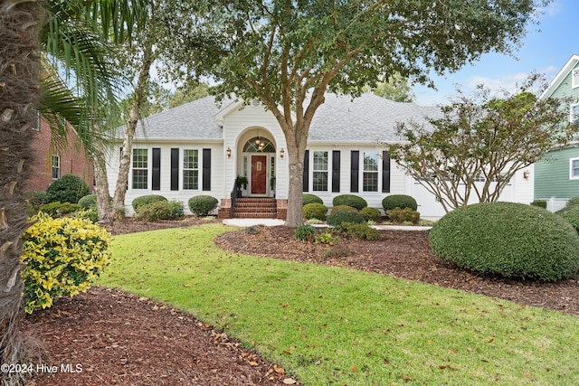 view of front of property featuring a front lawn