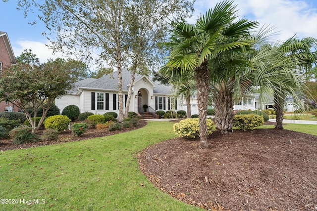 view of front of property featuring a front yard