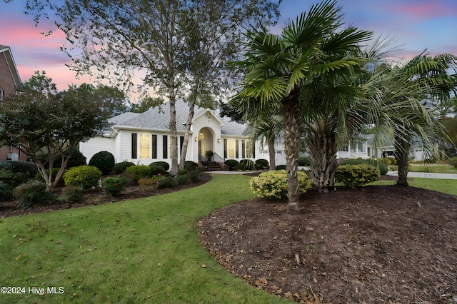 view of front facade with a lawn