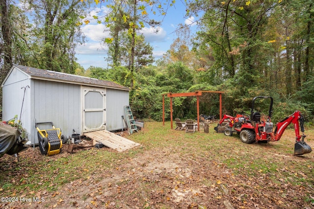 view of yard with a storage unit