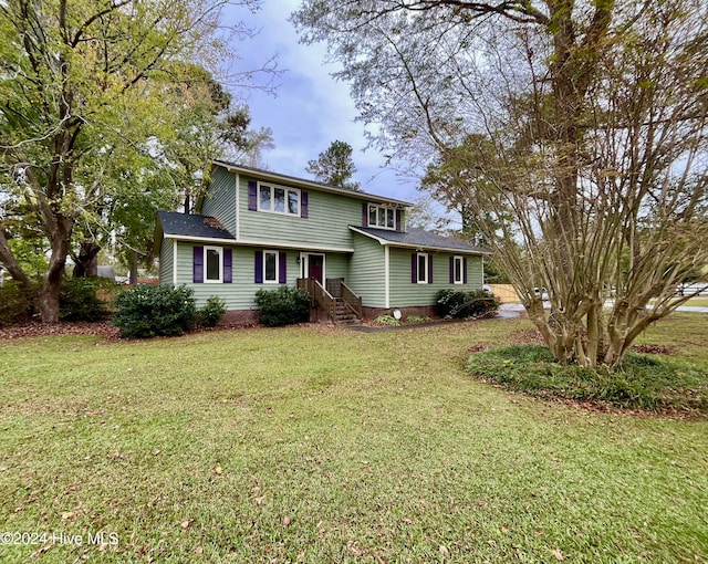 front facade featuring a front lawn