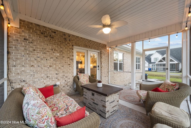 sunroom with ceiling fan
