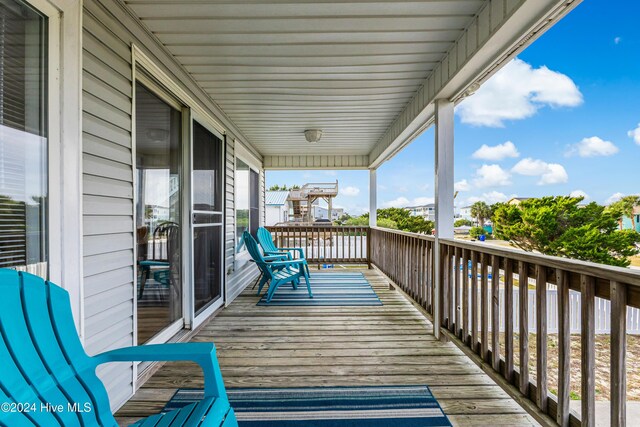 sunroom with ceiling fan