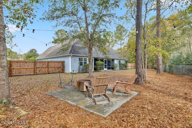 view of yard featuring a patio