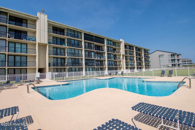 view of swimming pool featuring a patio