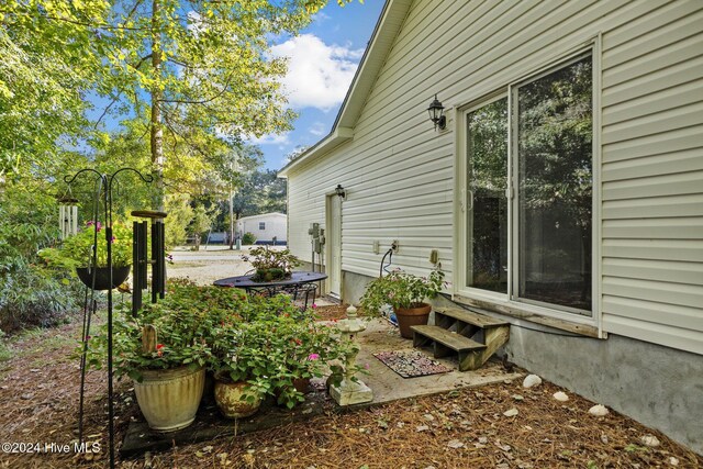 property entrance featuring covered porch