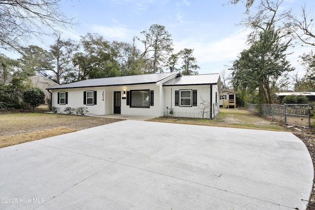 view of front of house featuring a front yard