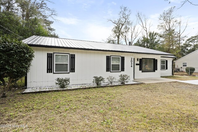 view of front of property featuring a patio and a front lawn