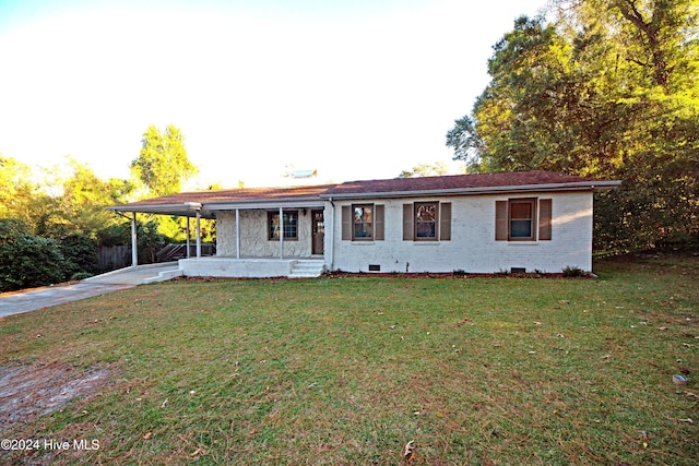 view of front of house with a carport and a front yard