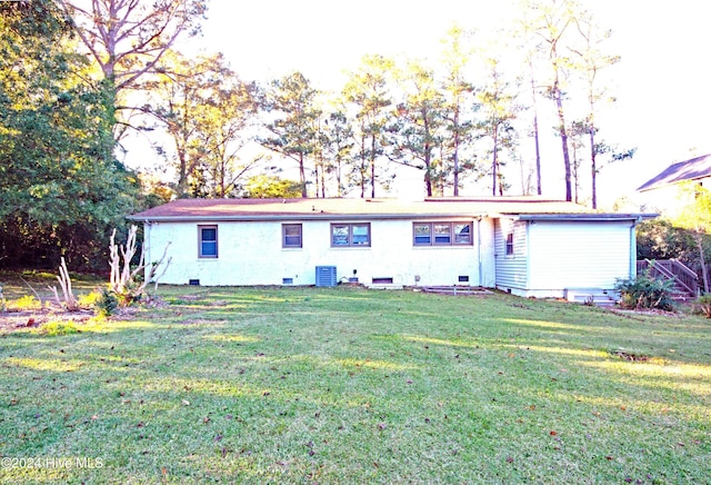 view of front facade featuring a front lawn and central air condition unit