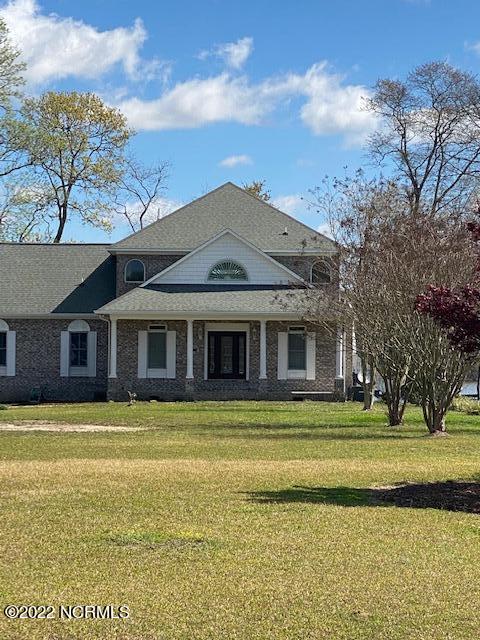 view of front facade with a front lawn