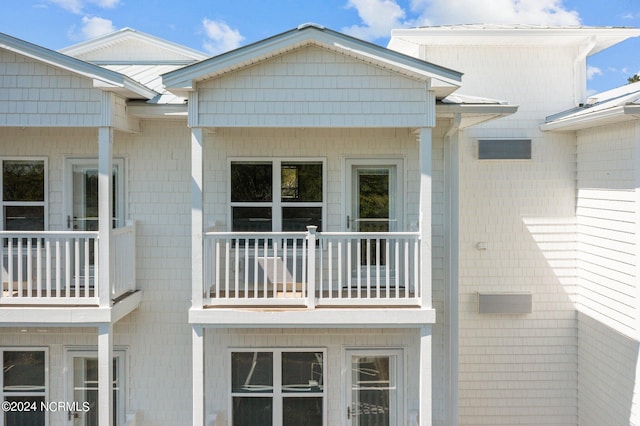 exterior space featuring a balcony