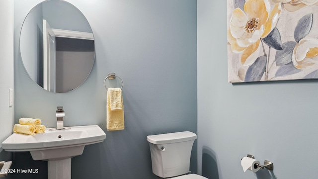 bathroom featuring toilet and sink