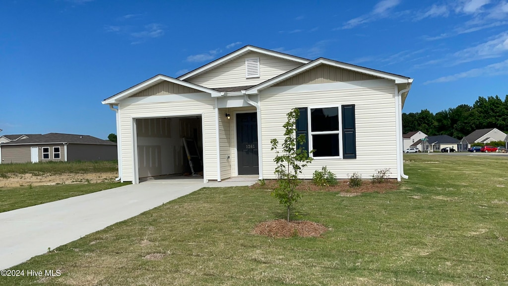 view of front facade featuring a garage and a front lawn