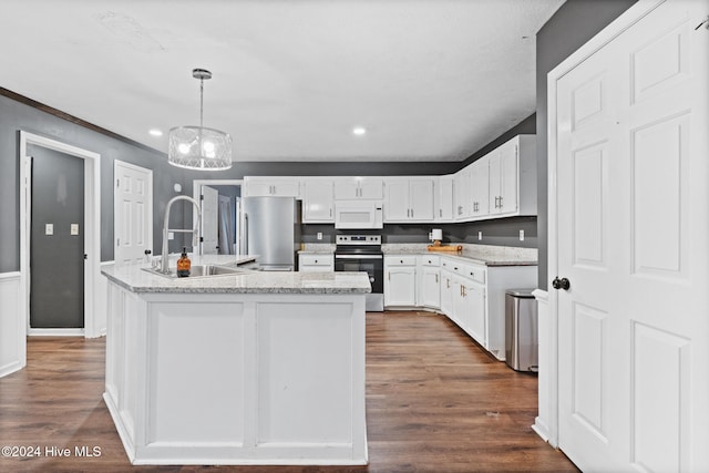 kitchen with appliances with stainless steel finishes, dark wood-type flooring, and an island with sink