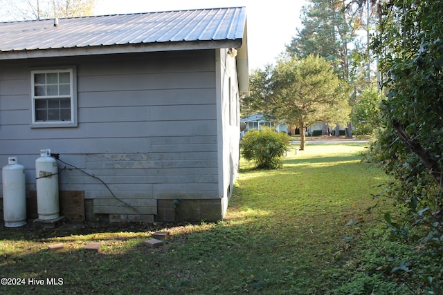 view of side of property featuring a lawn