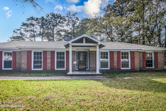 single story home with a front lawn