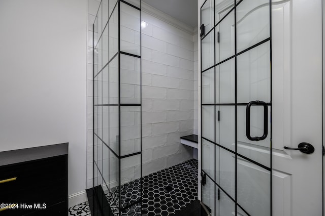 bathroom featuring a tile shower