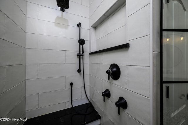 details featuring tiled shower