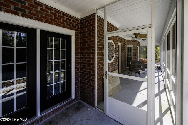 property entrance featuring ceiling fan