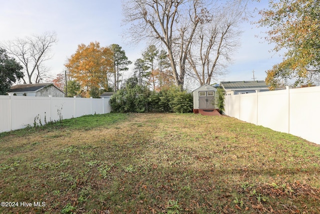 view of yard featuring a shed