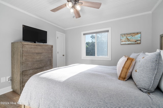 bedroom featuring crown molding, light hardwood / wood-style flooring, and ceiling fan