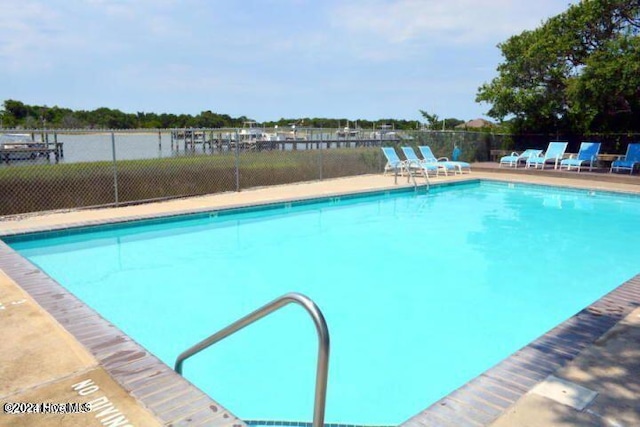 view of swimming pool featuring a water view