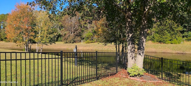 view of yard featuring a water view