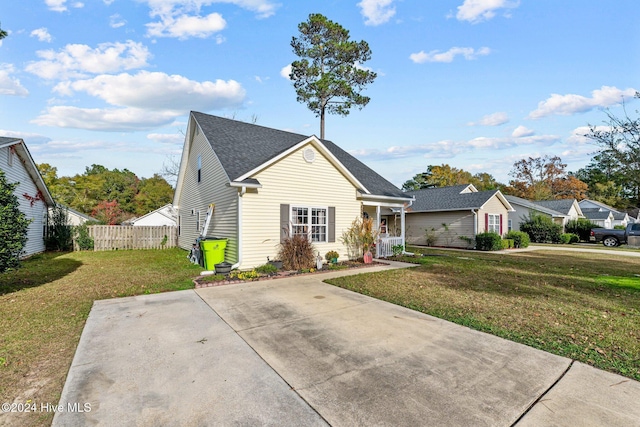 view of front of home featuring a front lawn