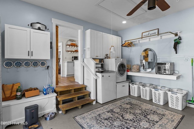 laundry room featuring washing machine and dryer and ceiling fan