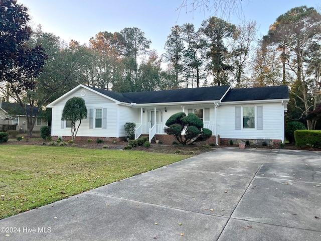 single story home with a front yard